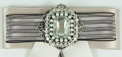 Brosche Barock Schleife mit Streifen und Schmuckstein - Taupe