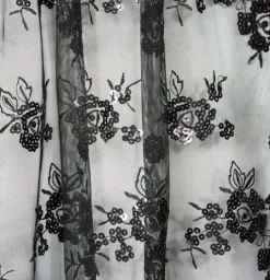 Elegante schwarze Dirndlschürze mit Rosen und Pailletten