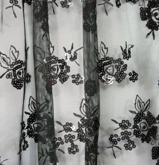 Elegante schwarze Dirndlschürze mit Rosen und Pailletten