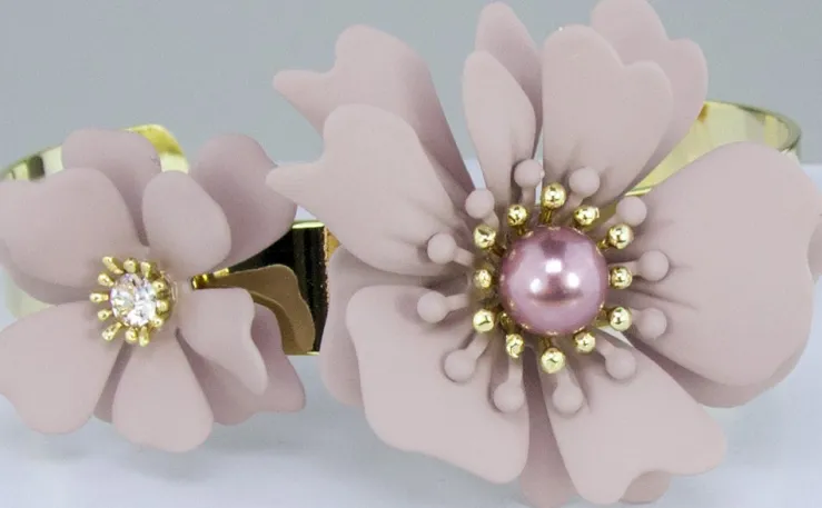 LUISIA® Armreif Armspange Nelia mit Blumen - 16 Karat vergoldet Altrosa