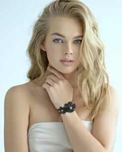 LUISIA® Armreif Armspange Nelia mit Blumen - 16 Karat vergoldet Schwarz