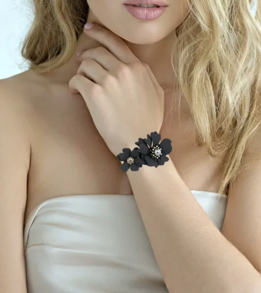 LUISIA® Armreif Armspange Nelia mit Blumen - 16 Karat vergoldet Schwarz
