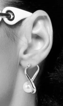 LUISIA® Geschwungene Ohrringe "Liora" mit Perle von Swarovski® - Silber / White Pearl
