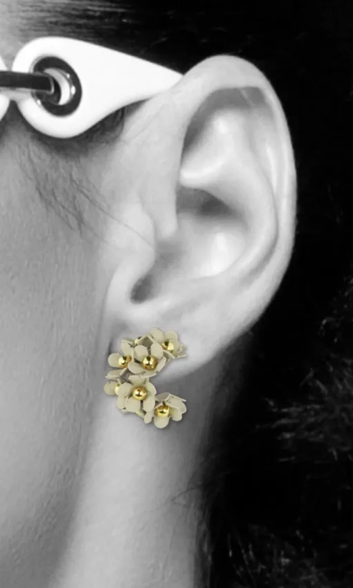LUISIA® Halb Creolen Ohrstecker Mia mit Blüten - 16 Karat vergoldet Sand
