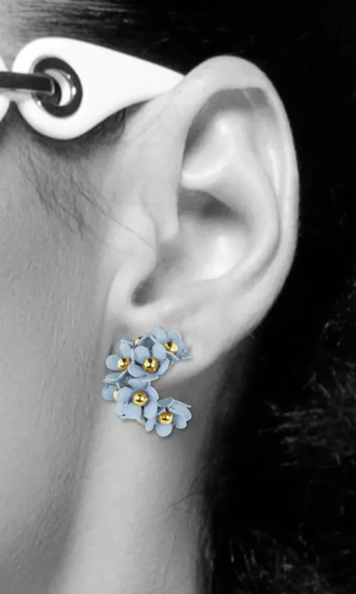 LUISIA® Halb Creolen Ohrstecker Mia mit Blüten - 16 Karat vergoldet Hellblau