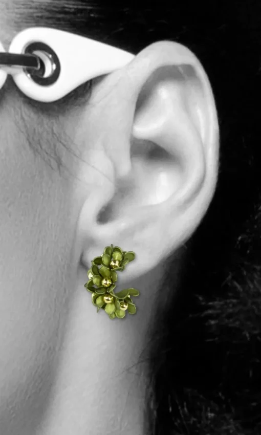 LUISIA® Halb Creolen Ohrstecker Mia mit Blüten - 16 Karat vergoldet Olivgrün