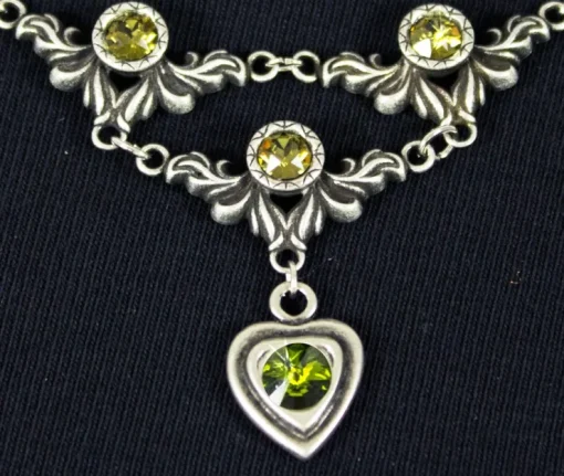 LUISIA® Halskette Isabel mit Herz und Kristallen von Swarovski® - Olivgrün