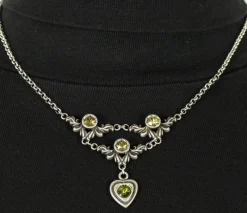 LUISIA® Halskette Isabel mit Herz und Kristallen von Swarovski® - Olivgrün
