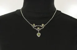 LUISIA® Halskette Isabel mit Herz und Kristallen von Swarovski® - Olivgrün