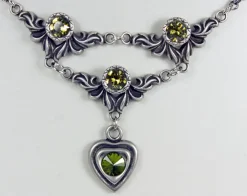 LUISIA® Halskette Isabel mit Herz und Kristallen von Swarovski® - Olivgrün