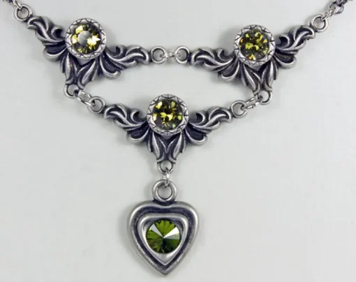 LUISIA® Halskette Isabel mit Herz und Kristallen von Swarovski® - Olivgrün