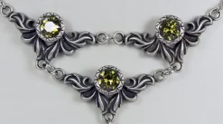 LUISIA® Halskette Isabel mit Herz und Kristallen von Swarovski® - Olivgrün