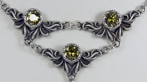 LUISIA® Halskette Isabel mit Herz und Kristallen von Swarovski® - Olivgrün